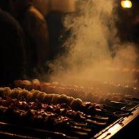 calle comida es un vistoso y dinámica culinario escena encontró en ciudades todas terminado el mundo. eso representa un delicioso y conveniente camino a experiencia local cocina foto