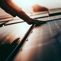 solar paneles son un limpiar y renovable energía fuente ese convertir luz de sol dentro electricidad. ellos ayuda reducir carbón emisiones y inferior energía costos foto