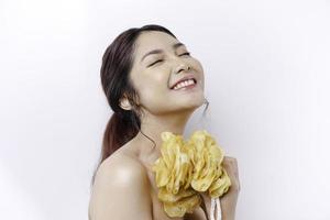 retrato de contento asiático niña tomando ducha con gel. ella Lavado con soplo, cuerpo cuidado belleza concepto. foto