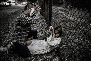 un de serie asesino escena es acerca de a matar un asiático mujer,concepto novela de suspenso escena, halloween festival foto