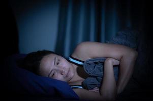 asiático mujer tener un alto preocupación ese es por qué ella hipocresía dormir.tener estrés desde trabajo foto