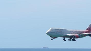 Phuket, Tailandia novembre 30, 2019 - rossiia boeing 747 EI xlg si avvicina prima atterraggio su il Phuket aeroporto. video