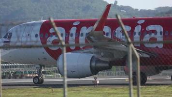 phuket, Tailândia novembro 27, 2015 - airbus A320 216, hs bb do airásia taxiando para a pista antes saída a partir de phuket internacional aeroporto, Tailândia video