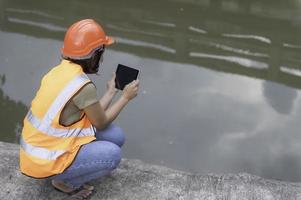 un avanzado eléctrico ingeniero inspecciona el eléctrico sistema de el abastecimiento de agua,mantenimiento técnicos para el controlar sistema de el aguas residuales tratamiento sistema foto