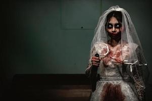 Víspera de Todos los Santos festival concepto, asiático mujer maquillaje fantasma cara, novia zombi personaje, horror película fondo de pantalla o póster foto