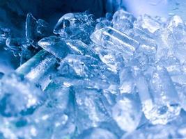 fondo de cubitos de hielo, textura de cubitos de hielo o fondo me hace sentir fresco y bien, en el verano, el hielo y las bebidas frías nos harán sentir relajados, hechos para el negocio de bebidas o refrescos. foto