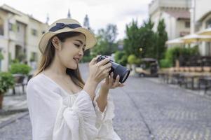 asiático mujer de viaje a el antiguo pueblo Italia estilo, solo viajes,estilo de vida de soltero niña foto
