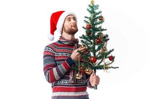 alegre hombre en un Papa Noel sombrero Navidad decoraciones fiesta nuevo año aislado antecedentes foto