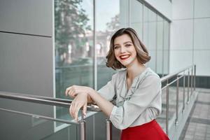 mujer cerca edificio al aire libre posando sonrisa estilo de vida foto