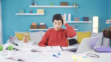 le garçon avec un attention désordre est ennuyé et submergé par en étudiant. le Masculin étudiant, qui ne peux pas adapter à le sien cours et devoirs à maison, est ennuyé et a faible motivation. video