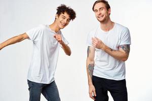 alegre amigos en blanco camisetas emociones movimiento foto