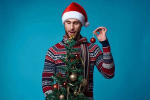 alegre hombre en un Papa Noel sombrero Navidad decoraciones fiesta nuevo año aislado antecedentes foto