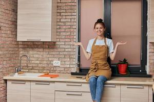 mujer en el cocina mostrador foto