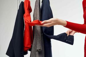 bonito mujer con lentes molesto en ropa tienda adicto a las compras emociones foto