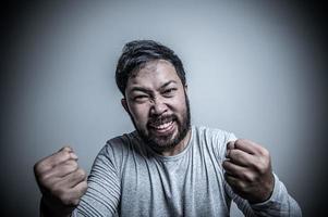 asiático hermoso hombre enojado en blanco fondo,retrato de joven estrés masculino concepto foto