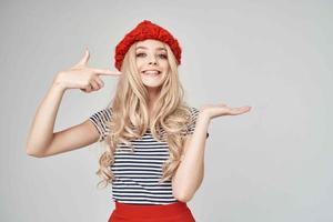 hermosa mujer en de moda ropa rojo sombrero ligero antecedentes estilo de vida foto