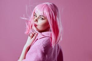 retrato de un encantador dama en un rosado chaqueta de sport rosado peluca recortado ver estudio modelo inalterado foto