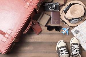 preparar accesorios y viaje artículos en de madera tablero foto