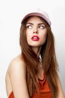 retrato de un mujer en un gorra mira aparte el encanto rojo labios foto
