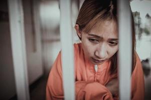 manos de mujer desesperado a captura el hierro prision,prisionero concepto,tailandia gente,esperanza a ser gratis, si el violar el ley haría ser detenido y encarcelado. foto