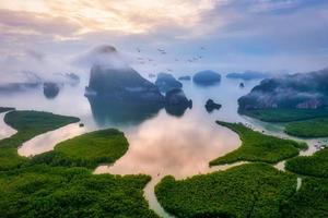 aéreo ver de Phang nga bahía en samed nang chee punto de vista a amanecer, Phang nga, Tailandia foto