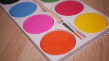 gouache palette de huit couleurs fermer video