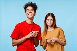 alegre joven Pareja multicolor camisetas moderno estilo Moda azul antecedentes foto