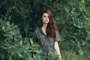 mujer en el bosque atractivo Mira verde traje naturaleza antecedentes foto