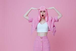 joven positivo mujer en un rosado traje gesticulando con su manos emociones divertido color antecedentes inalterado foto