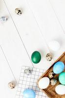 tradicion cimientos Pascua de Resurrección huevos en pizarra en de madera antecedentes foto