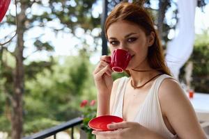 joven elegante mujer Bebiendo café al aire libre inalterado foto