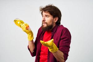 emocional hombre vistiendo caucho guantes detergente limpieza tareas del hogar recortado ver foto