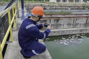 agua planta mantenimiento tecnicos, mecánico ingenieros cheque el controlar sistema a el agua tratamiento planta. foto