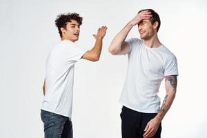 dos hombre en blanco camisetas emociones amistad divertido foto