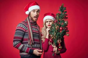 hombre y mujer en nuevo año ropa fiesta decoración romance foto