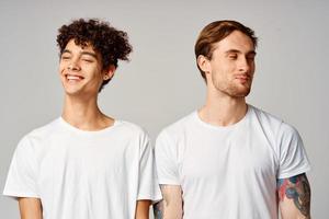 dos hombres en blanco camisetas son en pie siguiente a amistad emociones foto