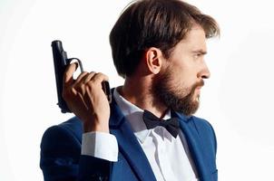 un hombre en un traje con un pistola en su manos agente secreto foto