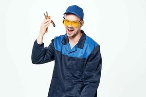 hombre en construcción uniforme con alicates en manos reparar Servicio foto