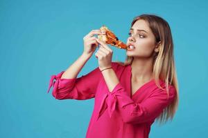 mujer en un rosado camisa con Pizza en su manos basura comida de cerca foto