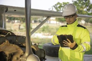 lugar de trabajo de los ingenieros para mantener el helio líquido, verificación del programa de mantenimiento preventivo, gente de tailandia foto