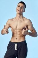joven hombre atlético figura bíceps carrocero aptitud pulgar foto