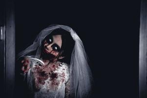 Víspera de Todos los Santos festival concepto, asiático mujer maquillaje fantasma cara, novia zombi personaje, horror película fondo de pantalla o póster foto