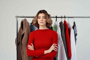 alegre mujer en un rojo chaqueta cerca el guardarropa aislado antecedentes foto