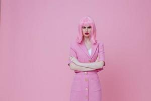 hermosa de moda niña gestos con su manos con un rosado chaqueta rosado antecedentes inalterado foto