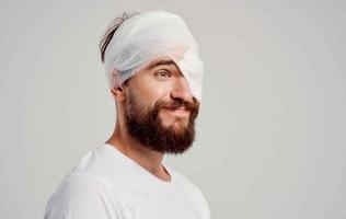 hombre en blanco camiseta cabeza lesión salud tratamiento foto