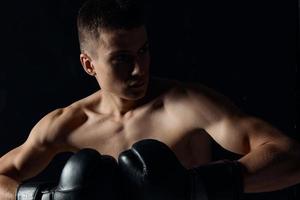 deporte chico en boxeo guantes de cerca retrato negro antecedentes recortado ver foto