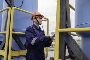 agua planta mantenimiento tecnicos, mecánico ingenieros cheque el controlar sistema a el agua tratamiento planta. foto