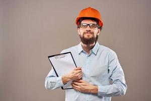 trabajador hombre naranja difícil sombrero construcción industria manual foto