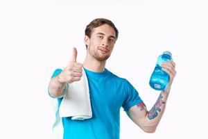 alegre hombre deporte rutina de ejercicio agua botella recortado ver foto
