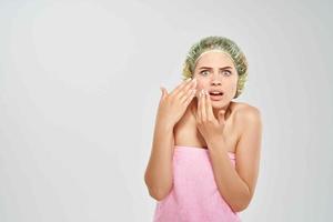 mujer apretones espinillas en su cara dermatología piel problemas foto